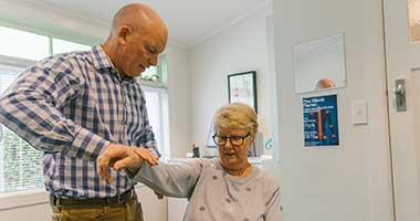 auckland chiropractor dr simon kelly adjusting a female patient